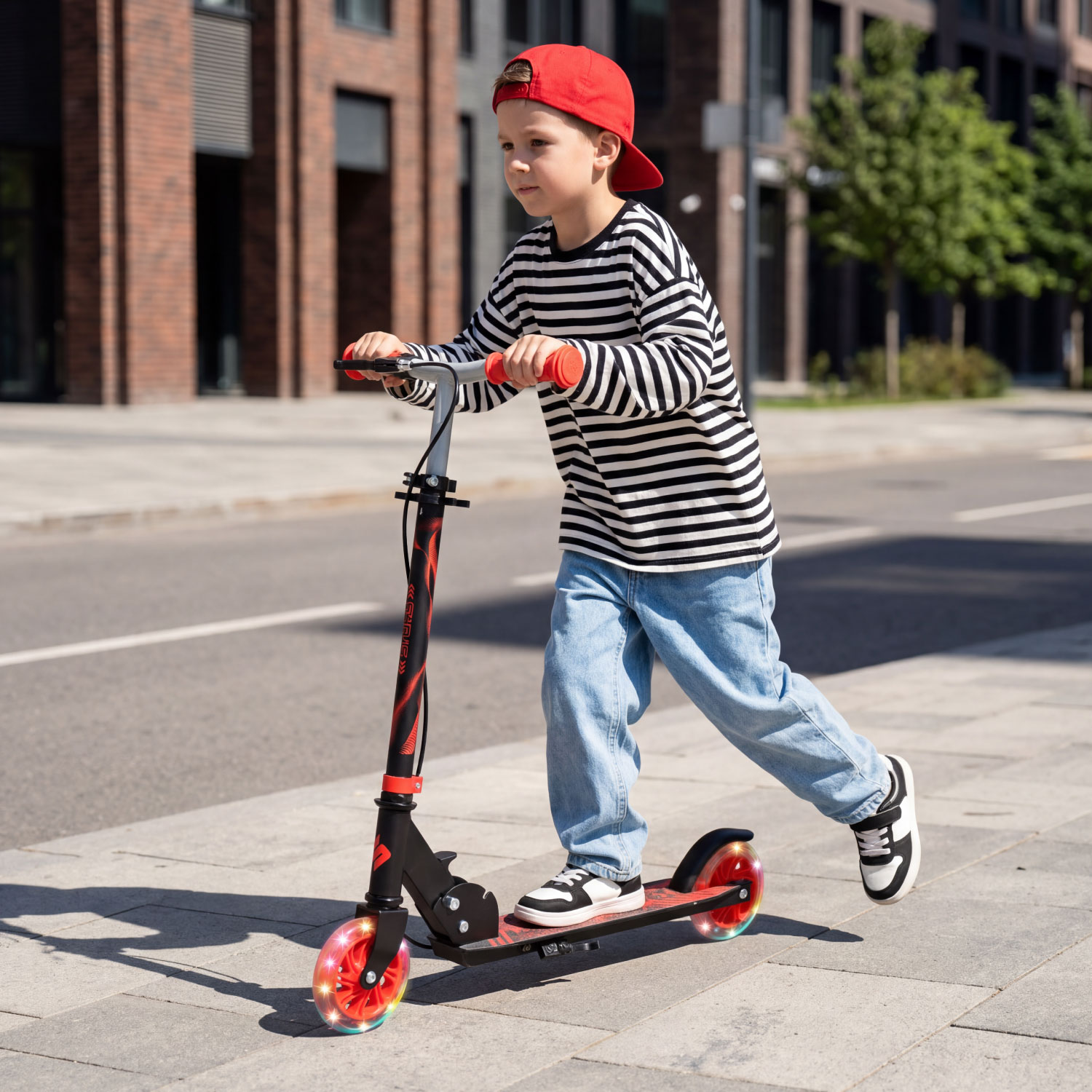 Story Play Lasten Trottinette, jossa on jarru ja LED-renkaat
